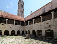 La ville de Makarska en Croatie. Le cloître du monastère Sainte-Marie. Cliquer pour agrandir l'image dans Adobe Stock (nouvel onglet).