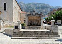 La ville de Makarska en Croatie. La fontaine vénitienne. Cliquer pour agrandir l'image dans Adobe Stock (nouvel onglet).