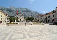 La ville de Makarska en Croatie. La place Kačić. Cliquer pour agrandir l'image dans Adobe Stock (nouvel onglet).