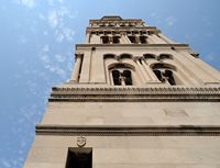 Der Glockenturm der Kathedrale von Split. Klicken, um das Bild in Adobe Stock zu vergrößern (neue Nagelritze).