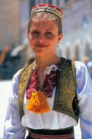 Rapariga da região do Konavle em fato tradicional. Clicar para ampliar a imagem.