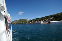 Catamaran voor het eiland Mljet. Klikken om het beeld te vergroten.