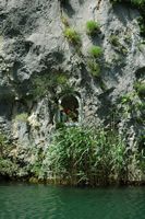 Un'oratoria scavata in una roccia della Cetina. Clicca per ingrandire l'immagine.