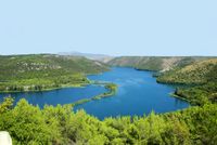 La rivière Krka en Croatie. La rivière Krka vue depuis la route (auteur Jbdrm). Cliquer pour agrandir l'image.