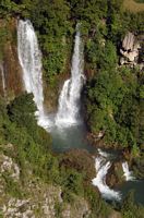 As cascatas de Manojlovac sobre o Krka (autor N.P. Krka). Clicar para ampliar a imagem.