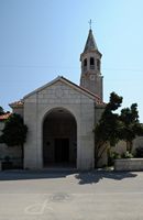 Le village de Povlja, île de Brač en Croatie. L'église Saint-Jean-Baptiste. Cliquer pour agrandir l'image.