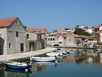 Le village de Vrboska, île de Hvar en Croatie. Bras de mer (auteur Samuli Lintula). Cliquer pour agrandir l'image.