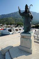 La ville de Baška Voda en Croatie. Statue de saint Nicolas. Cliquer pour agrandir l'image.