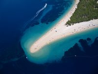 La ville de Bol, île de Brač, en Croatie. La plage de Zlatni Rat (auteur Szabolcs Emich). Cliquer pour agrandir l'image.
