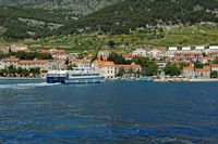 La ville de Bol, île de Brač, en Croatie. Le catamaran Split-Bol-Jelsa à Bol. Cliquer pour agrandir l'image.