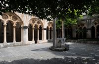 Put van de hof van het klooster van Dominicaans aan Dubrovnik. Klikken om het beeld te vergroten.