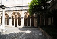 Hof van het klooster van Dominicaans aan Dubrovnik. Klikken om het beeld te vergroten.