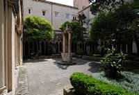 Hof van het klooster van Dominicaans aan Dubrovnik. Klikken om het beeld te vergroten.