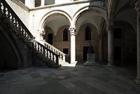 La ville close de Dubrovnik en Croatie. Quartier de la Loge. Atrium, palais recteur. Cliquer pour agrandir l'image.