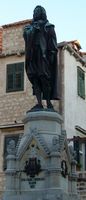 La ville close de Dubrovnik en Croatie. Quartier sud. Statue de gundulic. Cliquer pour agrandir l'image.