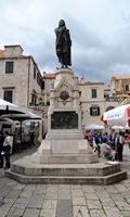 La ville close de Dubrovnik en Croatie. Quartier sud. Statue d'Ivan Gundulic. Cliquer pour agrandir l'image.