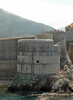 Les fortifications de Dubrovnik en Croatie. Fortifications maritimes. Le Fort Bokar vu depuis le rocher Laurent. Cliquer pour agrandir l'image.
