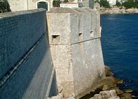 Les fortifications de Dubrovnik en Croatie. Fortifications maritimes. Bastion Saint-Sauveur. Cliquer pour agrandir l'image.