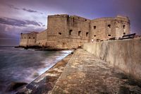 Les fortifications de Dubrovnik en Croatie. Le port. Forteresse Saint-Jean. Cliquer pour agrandir l'image.