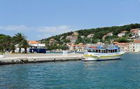 La ville de Jelsa, île de Hvar en Croatie. Bateau d'excursion depuis Baska Voda. Cliquer pour agrandir l'image.