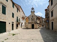 La ville de Jelsa, île de Hvar en Croatie. L'église Saint-Jean. Cliquer pour agrandir l'image.