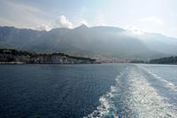 Makarska visto desde o mar. Clicar para ampliar a imagem.