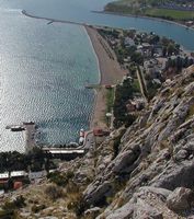 La ville d'Omiš en Croatie. L'estuaire de la Cetina à Omiš (auteur Zoran Knez). Cliquer pour agrandir l'image.