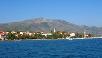 La ville d'Orebić, presqu'île de Pelješac en Croatie. La ville d'Orebic vue depuis la mer. Cliquer pour agrandir l'image.