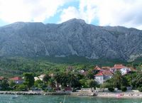 La ville d'Orebić, presqu'île de Pelješac en Croatie. La ville d'Orebic vue depuis la mer. Cliquer pour agrandir l'image.