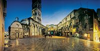 La plaza de la catedral de Split (autor Oficina Turismo Split). Haga clic para ampliar la imagen.