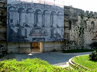La Puerta de Oro reconstituida del Palacio de Diocleciano (autor Kaiser87). Haga clic para ampliar la imagen.