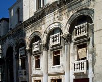 La ville de Split en Croatie. Le palais de Dioclétien. Le café Luxor inséré dans le péristyle du Palais de Dioclétien (auteur Beyond Silence). Cliquer pour agrandir l'image.