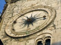 La vieille ville de Split en Croatie. Le cadran de la tour-horloge de Split (auteur Ante Perković). Cliquer pour agrandir l'image.