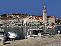 La ville de Sutivan, île de Brač en Croatie. Le port (auteur Honza Beran). Cliquer pour agrandir l'image.
