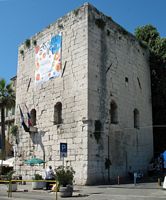 La torre sureste del Palacio de Diocleciano a Split (autor Kpmst7). Haga clic para ampliar la imagen en Flickr (nueva pestaña).