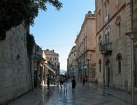 De straat Marmont aan Split (auteur Kpmst7). Klikken om het beeld te vergroten in Flickr (nieuwe tab).