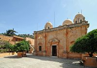 La province de La Canée en Crète. La façade sud-ouest de l'église d'Agia Triada. Cliquer pour agrandir l'image dans Adobe Stock (nouvel onglet).