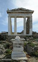 Le mont Cynthe à Délos en Grèce. Le temple d'Isis. Cliquer pour agrandir l'image dans Adobe Stock (nouvel onglet).