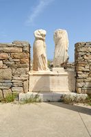 Le Quartier du Théâtre de Délos en Grèce. Statues de la Maison de Cléopâtre. Cliquer pour agrandir l'image dans Adobe Stock (nouvel onglet).
