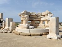 Le sanctuaire d'Apollon à Délos en Grèce. L'autel d'Hermès sur l'agora des Compétaliastes. Cliquer pour agrandir l'image dans Adobe Stock (nouvel onglet).