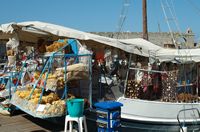 Bootsverkäufer in Hafen von Rhodos. Klicken, um das Bild in Adobe Stock zu vergrößern (neue Nagelritze).