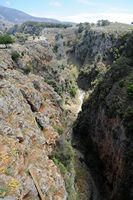 Géographie de l’île de Crète. Les gorges d'Aradéna près de Chora Sfakion. Cliquer pour agrandir l'image dans Adobe Stock (nouvel onglet).