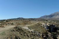 Le village d'Agia Varvara en Crète. Le site de Rhizénia sur le plateau de Patéla et la colline de Perdikokoryfi à Prinias. Cliquer pour agrandir l'image dans Adobe Stock (nouvel onglet).