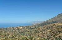 Le village d’Agios Pavlos en Crète. La côte Saint-Paul vue depuis la route Melampes. Cliquer pour agrandir l'image dans Adobe Stock (nouvel onglet).
