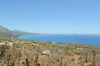 Le village d’Agios Pavlos en Crète. Les îles Paximadia vues depuis le monastère de Preveli. Cliquer pour agrandir l'image dans Adobe Stock (nouvel onglet).