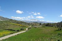 Le village d’Amari en Crète. Le massif du Psiloritis vu depuis le plateau du Gious Kampos. Cliquer pour agrandir l'image dans Adobe Stock (nouvel onglet).