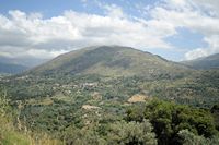 Le village d’Amari en Crète. Amari et le mont Samitos vus depuis Meronas. Cliquer pour agrandir l'image dans Adobe Stock (nouvel onglet).