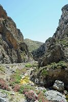 Le village d’Assomatos en Crète. Les gorges de la rivière Kourtaliotis. Cliquer pour agrandir l'image dans Adobe Stock (nouvel onglet).