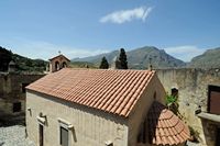 Le village d’Assomatos en Crète. Le monastère Moni Preveli d'En bas. Cliquer pour agrandir l'image dans Adobe Stock (nouvel onglet).