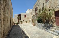 Le village d’Assomatos en Crète. Les cellules des moines du monastère Moni Preveli. Cliquer pour agrandir l'image dans Adobe Stock (nouvel onglet).